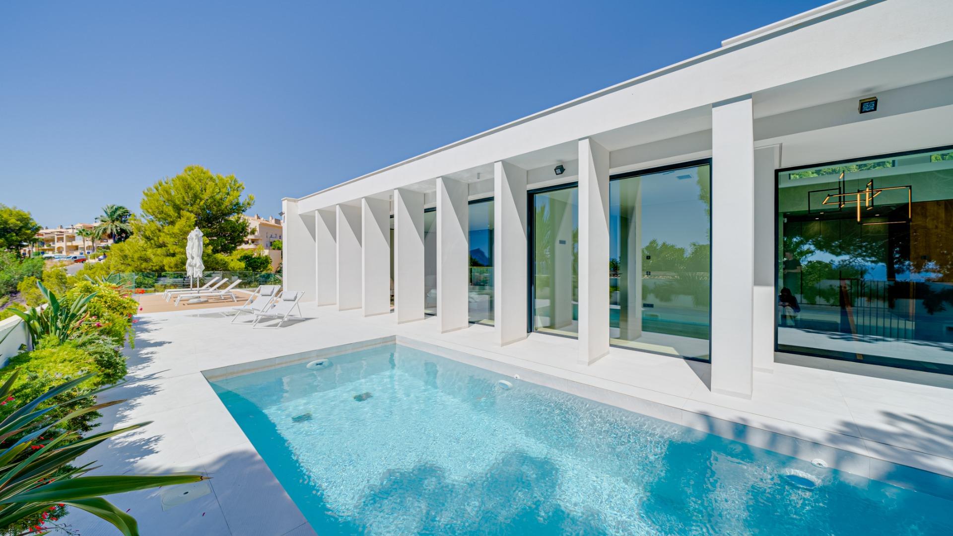 Indrukwekkende luxe villa aan zee