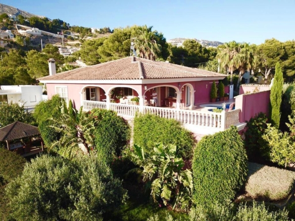 Mediterranean villa a few minutes drive from the beach