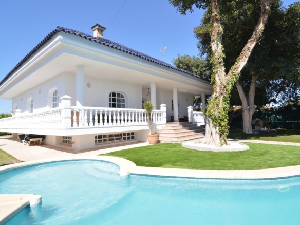 Spectacular renovated villa in urbanization Torreta Florida