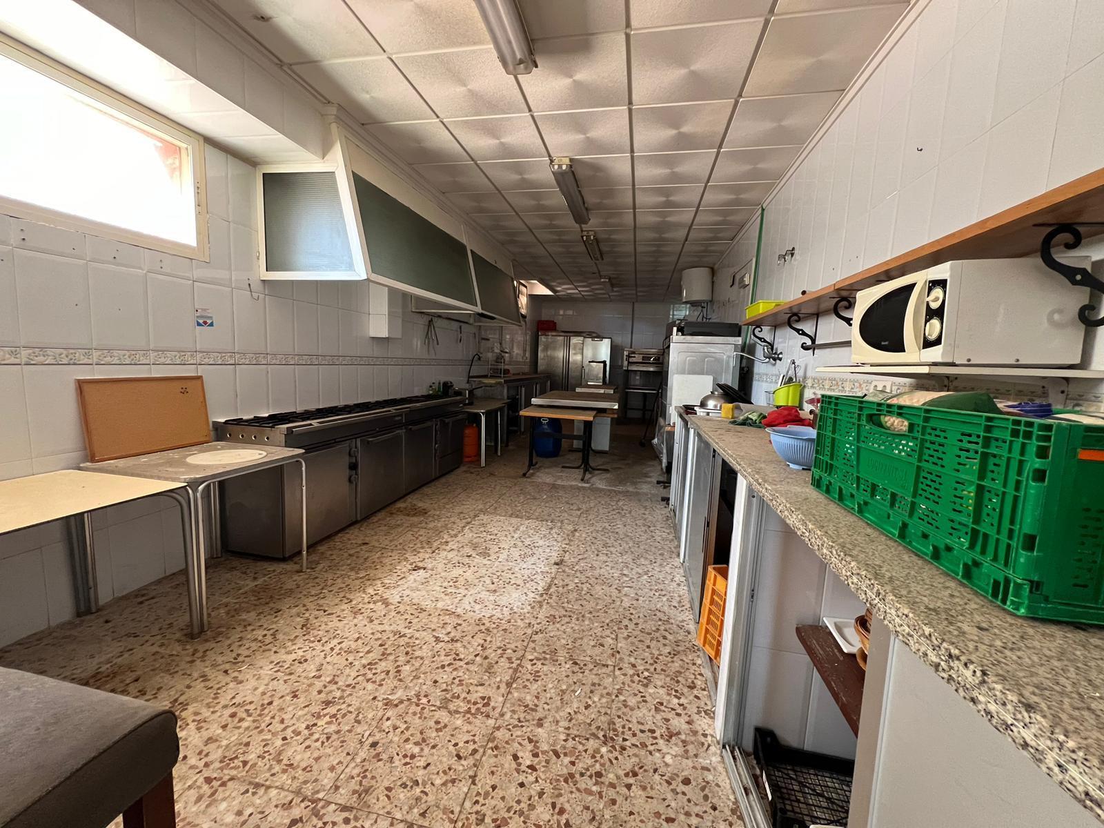 LOKALE COMERCIAL EN CABO ZERVERA. 300 M2. A 100 METROS DEL MAR.