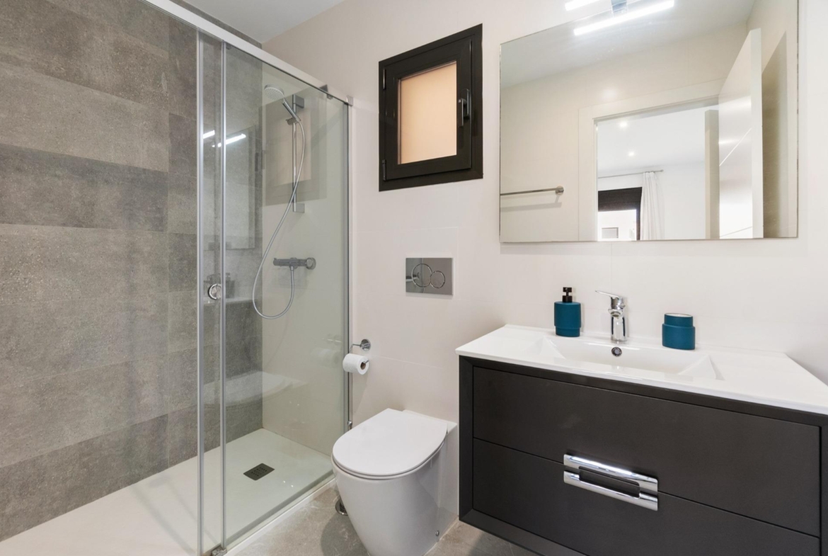 ESPECTACULAIR APPARTAMENTO CON LICENCIA TURISTICA. 2 DORM. 2 BAÑOS. GARAJE+TRASTERO. PISCINA.