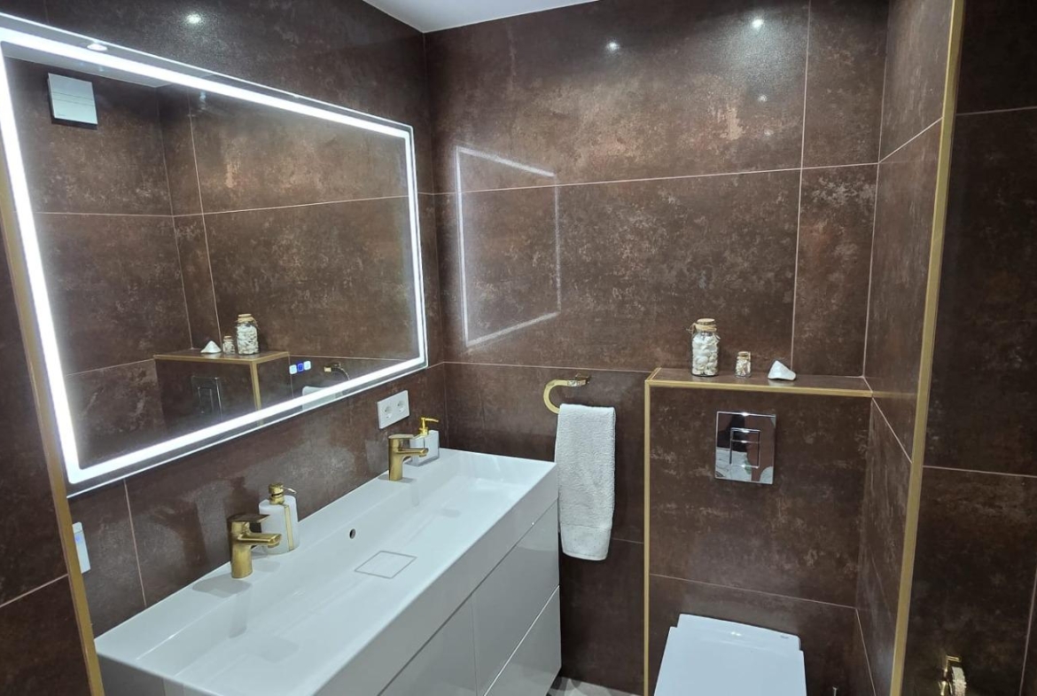 REFORMADO APPARTAMENTO A 50 METROS DE LA PLAYA. 3 DORM. 1 BAÑO. 101 M2.