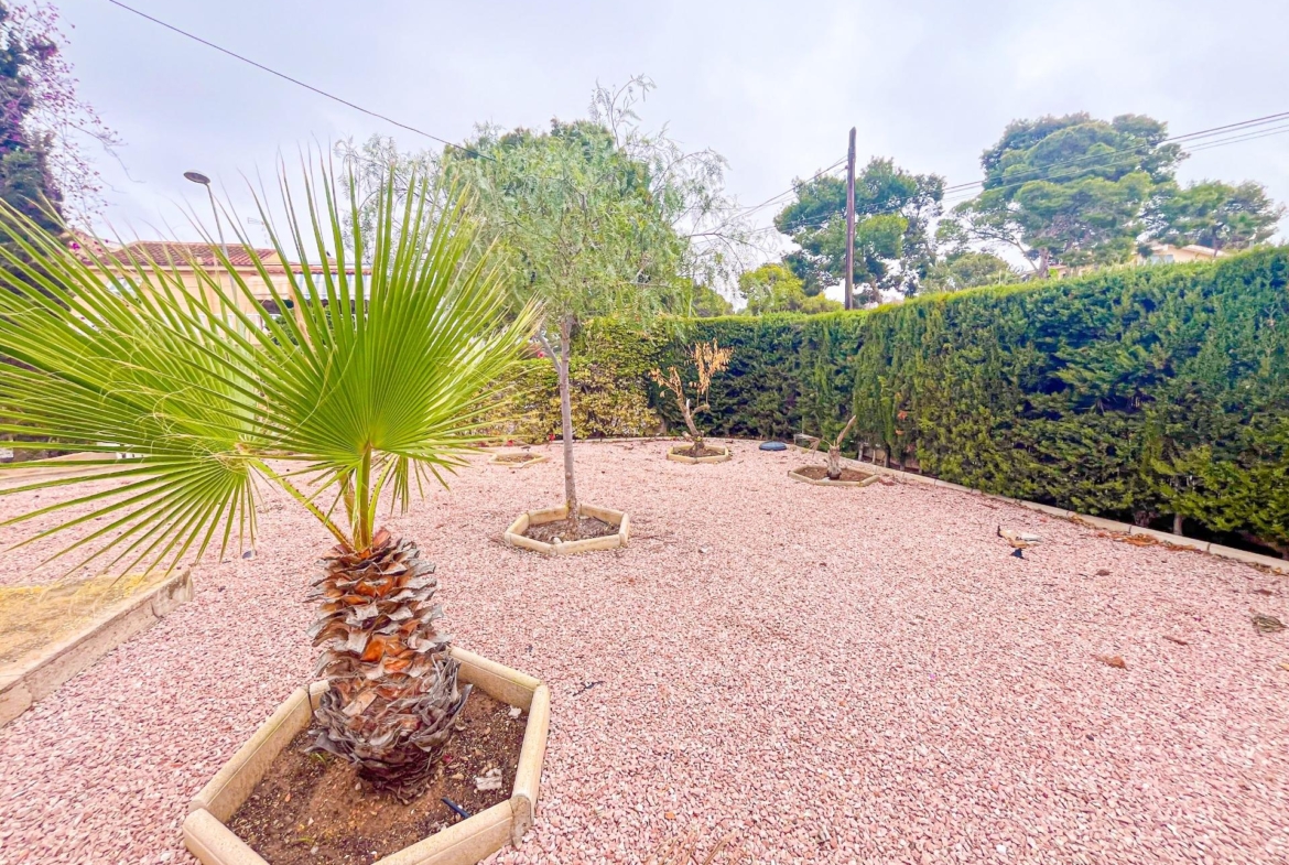 VILLA EN LOS BALCONES CON 1000 M2 DE PARCELA. 3 DORM. 2 BAÑOS. GARAJE PRIVADO DE 36 M2.