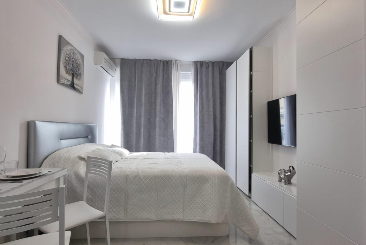 Estudio totalmente reformado a 50 metros de la playa de los Locos !