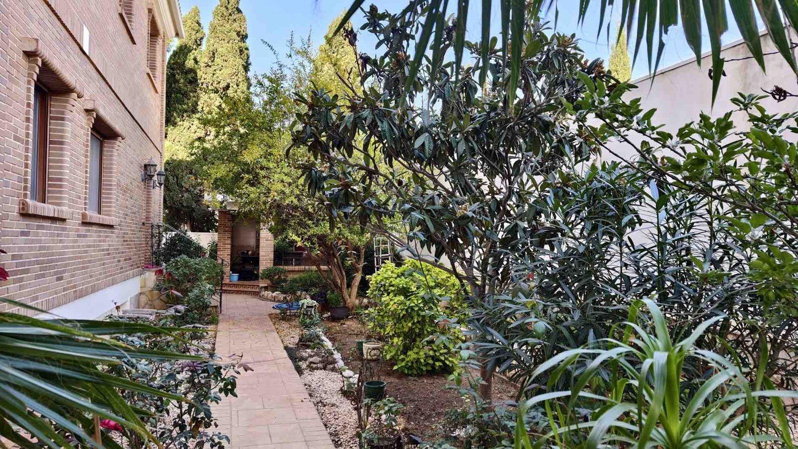 VILLA EN CIUDQUESADA. CON PISCINA PRIVADA. PARCELA 850M2. CASA 364 M2.