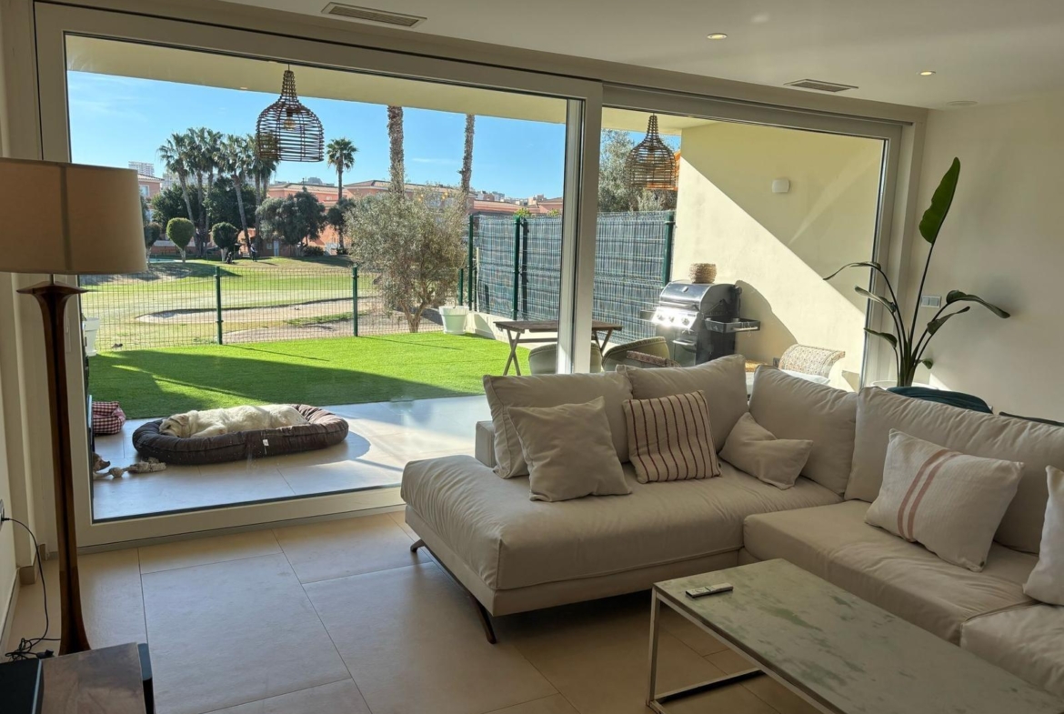 Exclusivo Chalet Pareado en Los Cisnes, Alicante: Confort y Modernidad