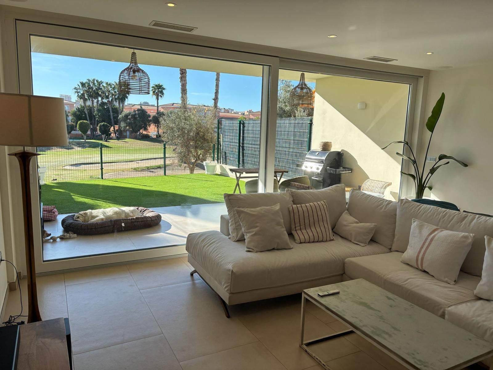 Exclusivo Chalet Pareado en Los Cisnes, Alicante: Confort y Modernidad
