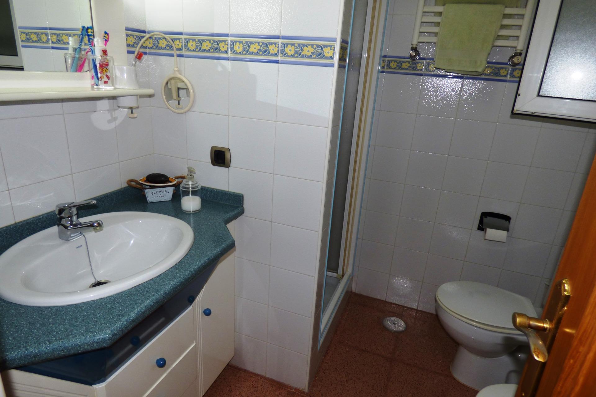 Chalet Adosado con Estilo Único a Pocos Pasos de la Playa de San Juan