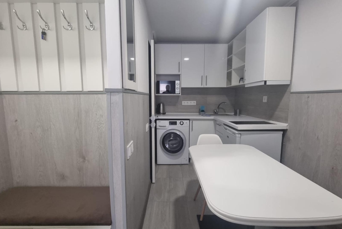 REFORMADO APARTAMENTO A 50 METROS DE PLAYA DE 3 DORMITORIOS 3 BAÑOS DIVIDIDO A 3 ESTUDIOS COMPLETOS PARA ALQUILAR. 105 M2 TOTAL.