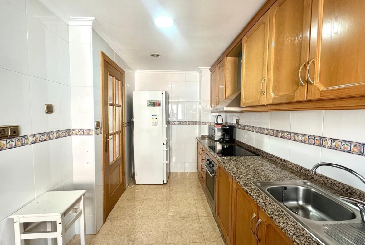 GRANDE APARTAMENTO DE 4 DORM. 2 BAÑOS. A 400 METROS DEL PUERT0 DE TORREVIEJA CON 130 M2. Y GRAN TERRAZA.