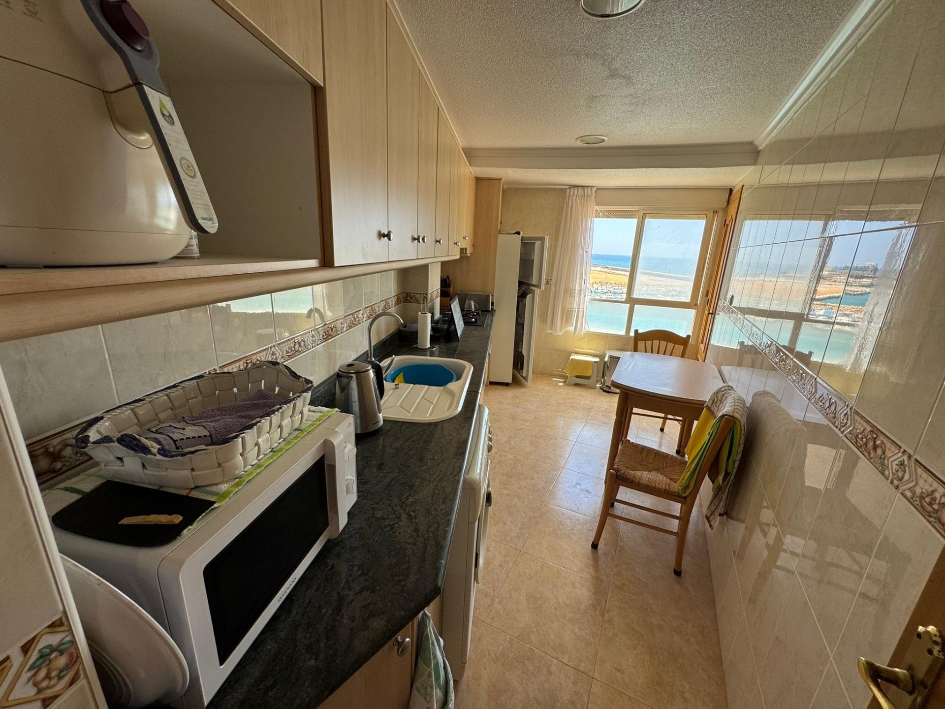 2-10-269 Fantástico apartamento de 3 slaapzalios en primera línea de playa en Torrevieja