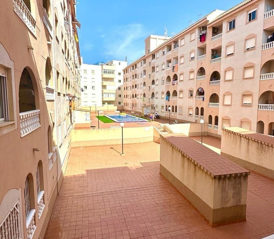 APATRAMENTO EN EL CENTRO DE TORREVIEJA CON PISCINA Y GARAJE INCLUIDO. 2 DORM. 1 BAÑO. SPEEL EEN 700 METRO.