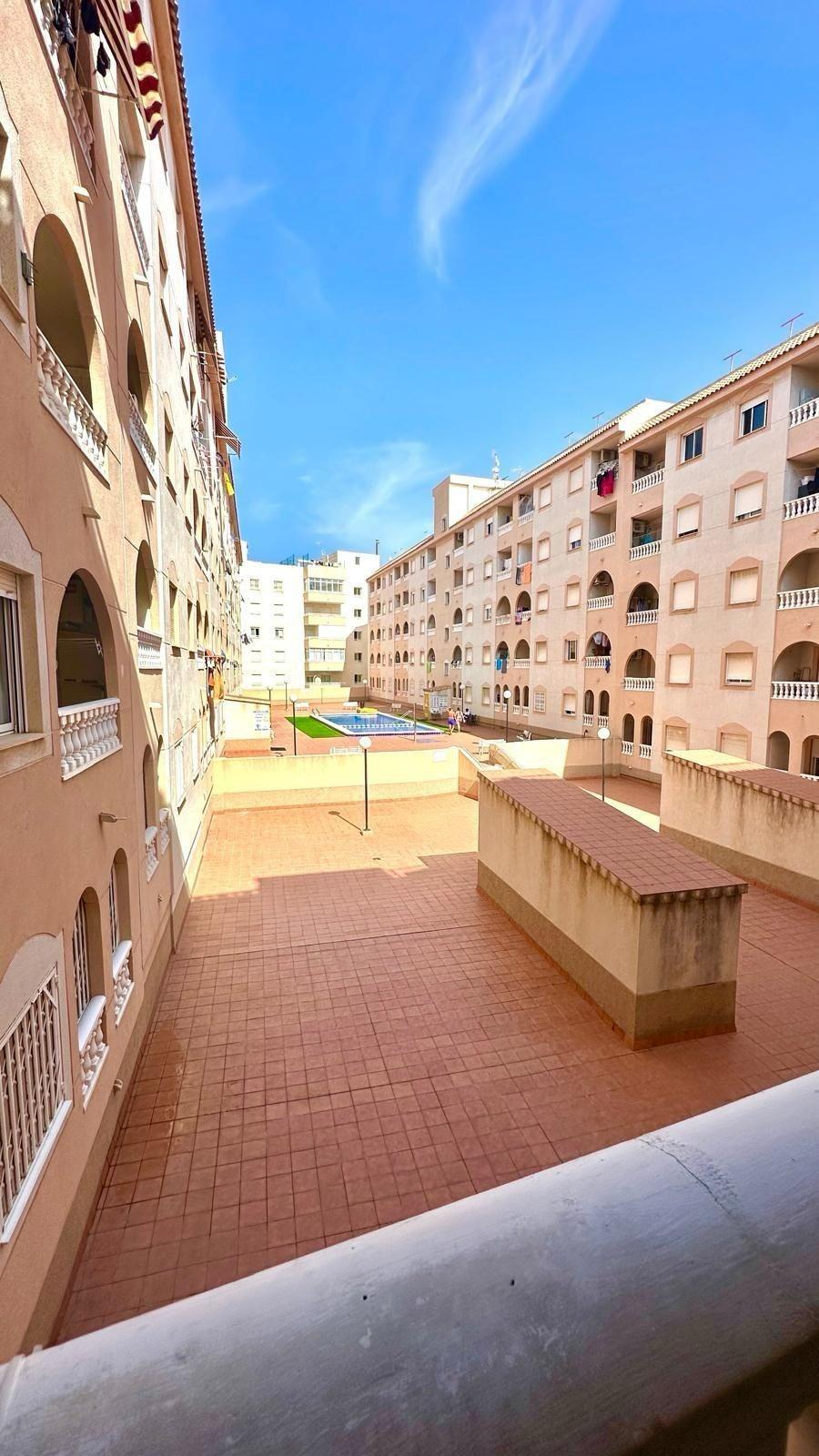 APATRAMENTO EN EL CENTRO DE TORREVIEJA CON PISCINA Y GARAJE INCLUIDO. 2 DORM. 1 BAÑO. SPEEL EEN 700 METRO.