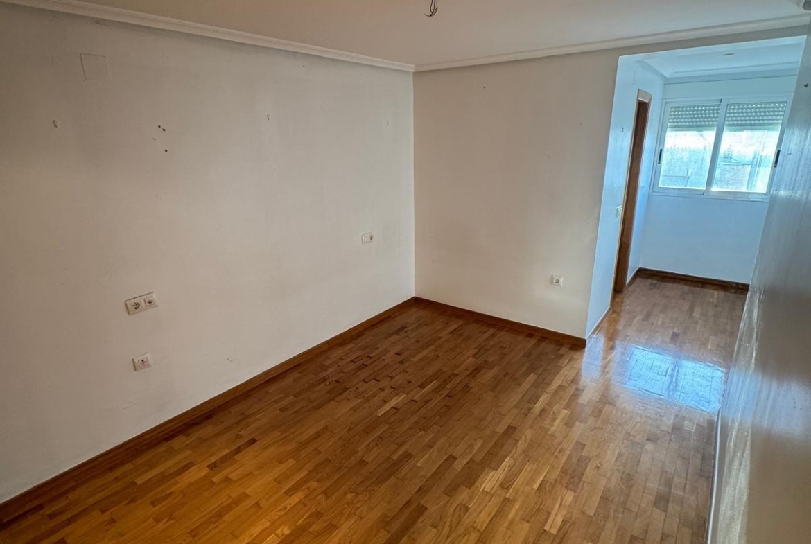 APARTAMENTO A 200 METROS DEL PUERTO DE TORREVIEJA CON SUPERFICIE DE 121 M2. 3 DORM. 2 BAÑOS.
