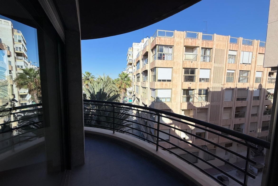AMPLISIMO APARTAMENTO EN PRIMERA LINEA – PUERTO DE TORREVIEJA : 3 HAB, 2 BAÑOS, GARAJE Y TRASTERO