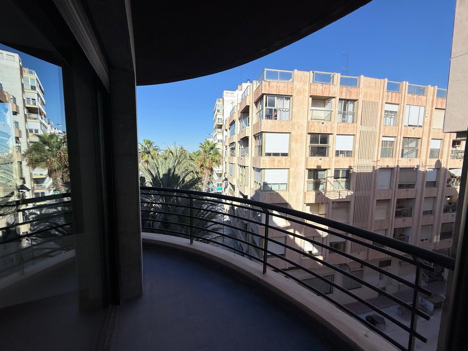 AMPLISIMO APARTAMENTO EN PRIMERA LINEA – PUERTO DE TORREVIEJA : 3 HAB, 2 BAÑOS, GARAJE Y TRASTERO