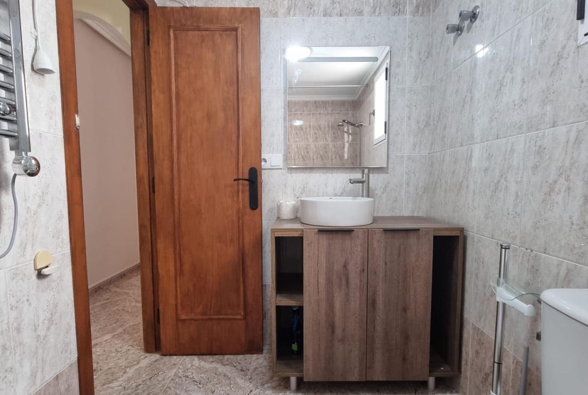 Apartamento semireformado a escasos metros de la playa !
