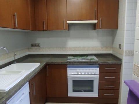 Bonito apartamento con vistas al mar y a la montaña, amueblado y equipado.