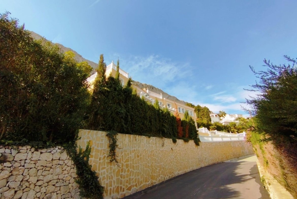 Exclusieve villa in Calpe met panoramisch uitzicht en een grote investeringsmogelijkheid