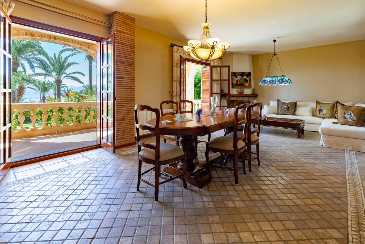 Exceptional Beachfront Villa: Luxury Steps Away from the Beach