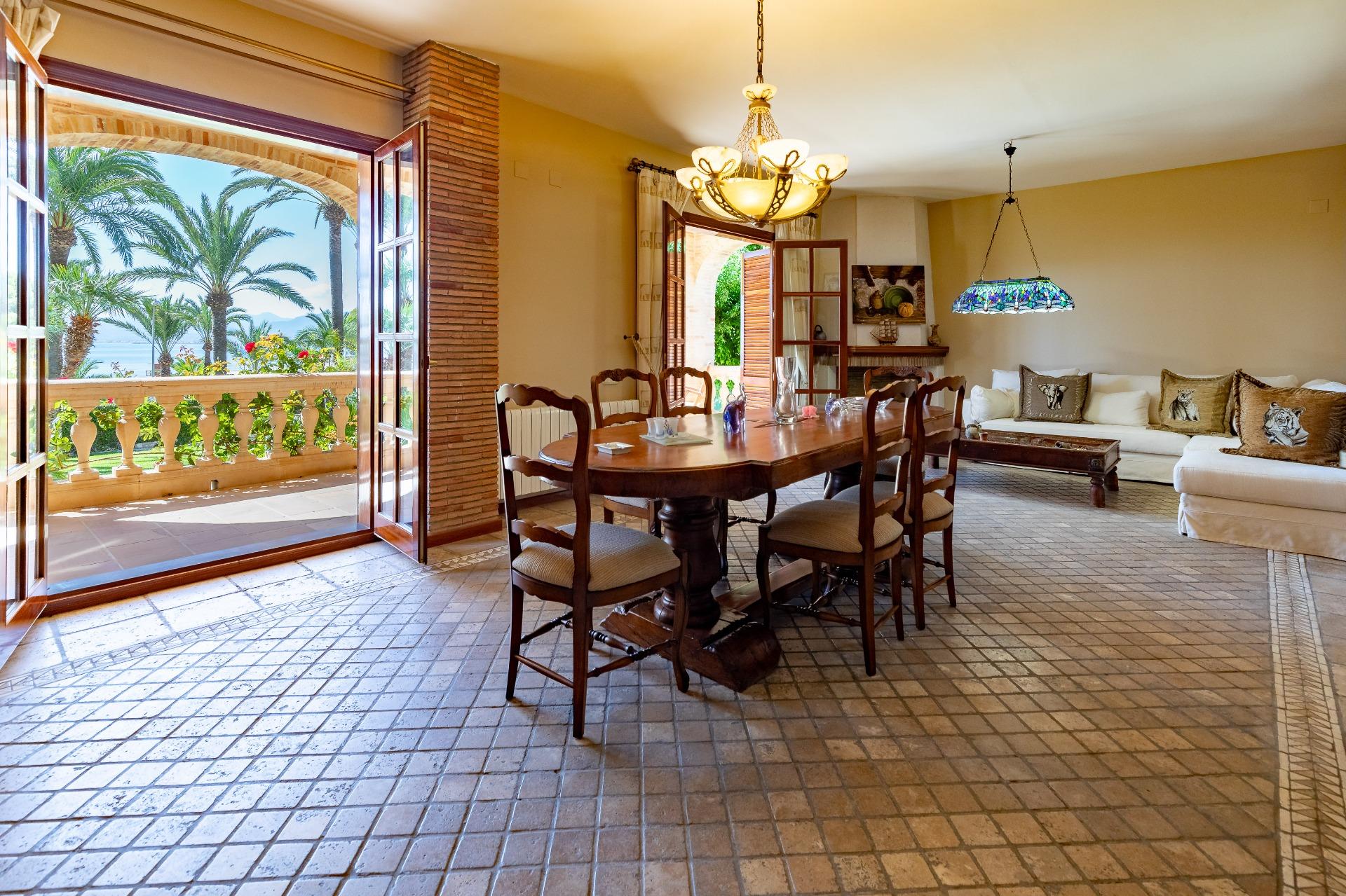 2-10-71 Exceptional Beachfront Villa: Luxury Steps Away from the Beach
