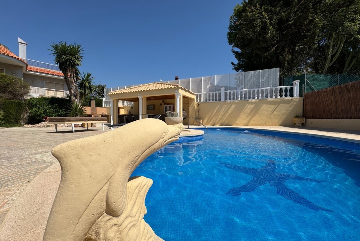 VILLA DE LIJO EN CAMPOAMOR CON 639 M2 DE CASA. PARCELA 800 M2. PISCINA PROPIA. 5 DORM. 4 BAÑOS. PLAYA A 650 METROS.