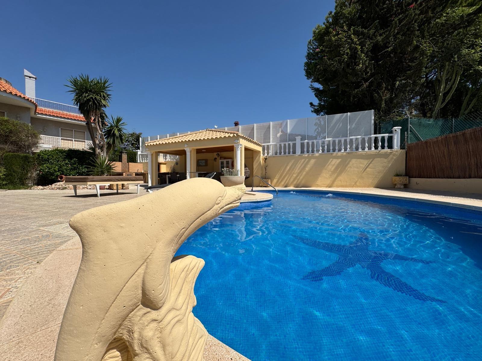 2-100-2 VILLA DE LIJO EN CAMPOAMOR CON 639 M2 DE CASA. PARCELA 800 M2. PISCINA PROPIA. 5 DORM. 4 BAÑOS. PLAYA A 650 METROS.
