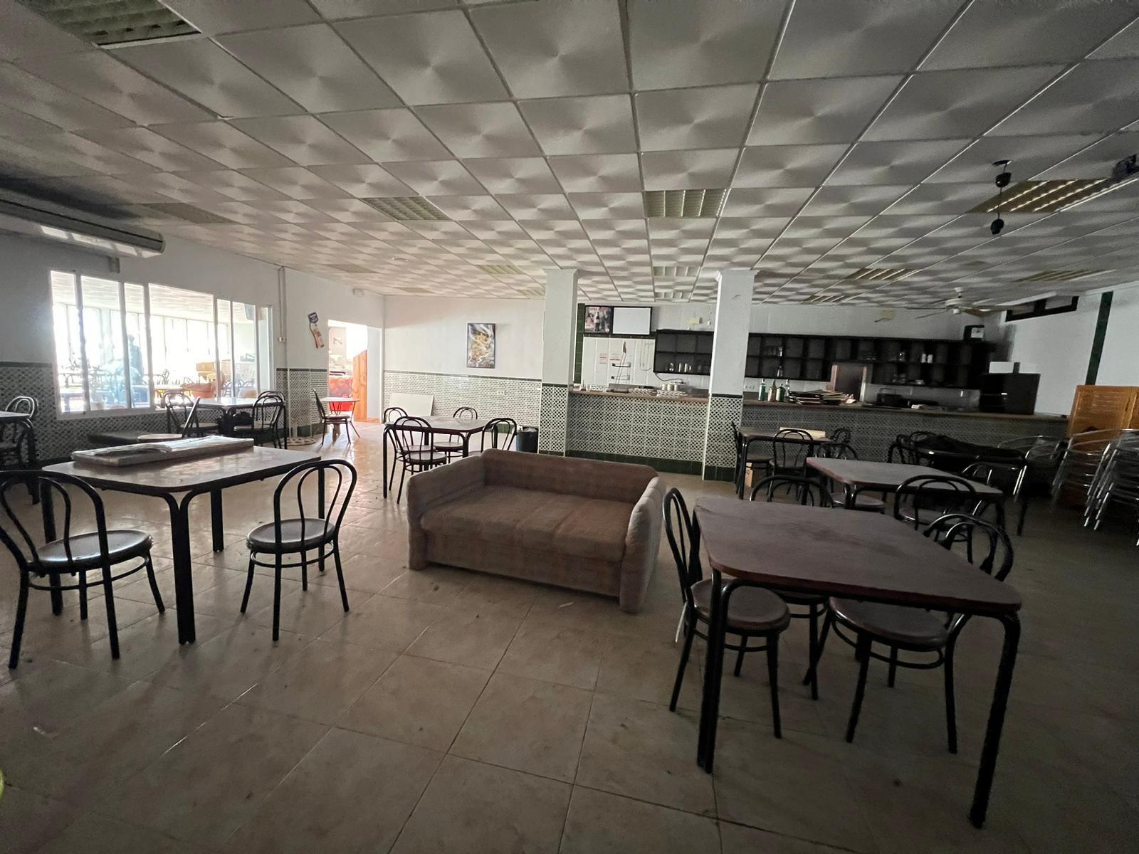 LOKALE COMERCIAL EN CABO ZERVERA. 300 M2. A 100 METROS DEL MAR.