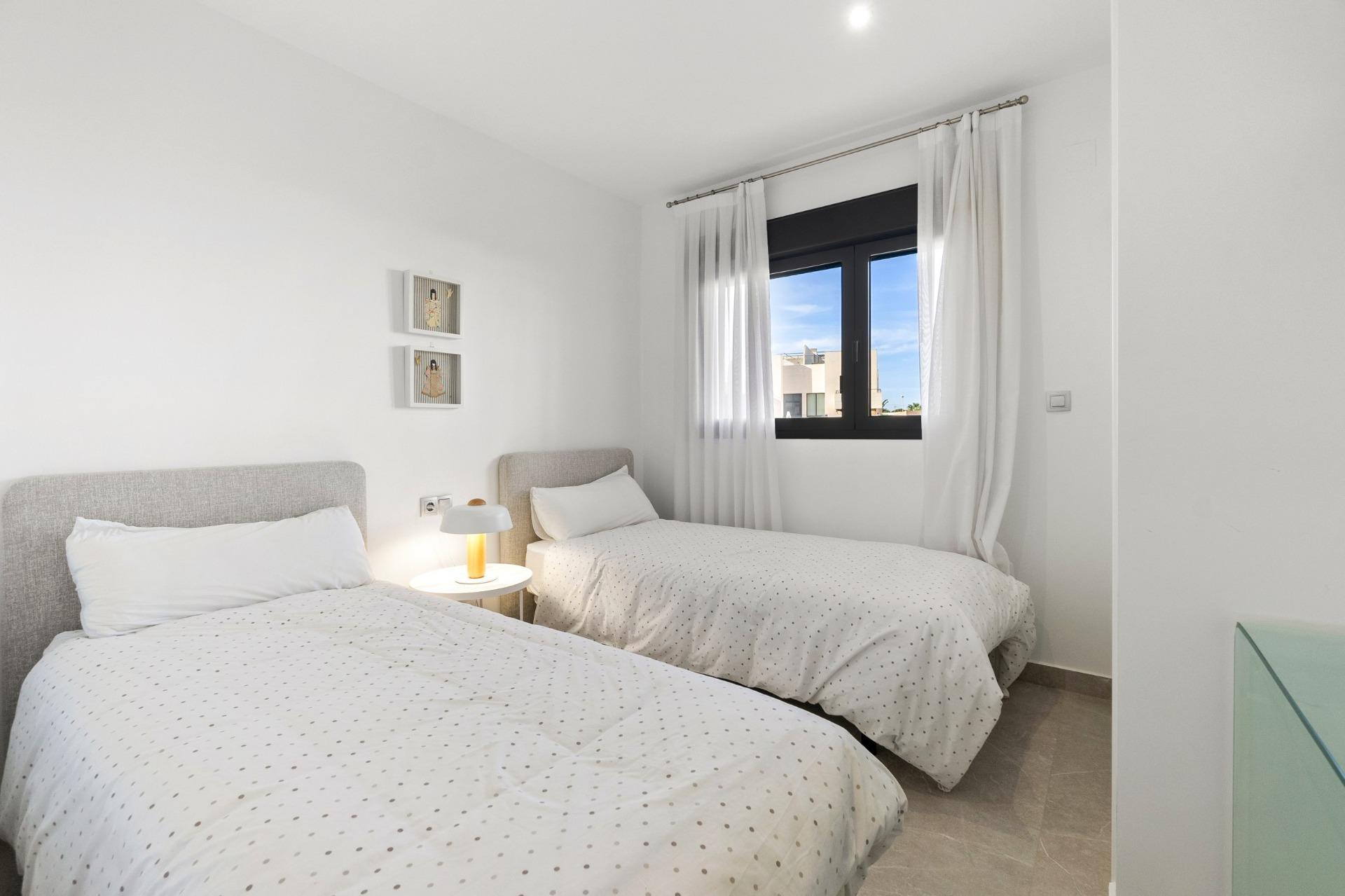 ESPECTACULAIR APPARTAMENTO CON LICENCIA TURISTICA. 2 DORM. 2 BAÑOS. GARAJE+TRASTERO. PISCINA.