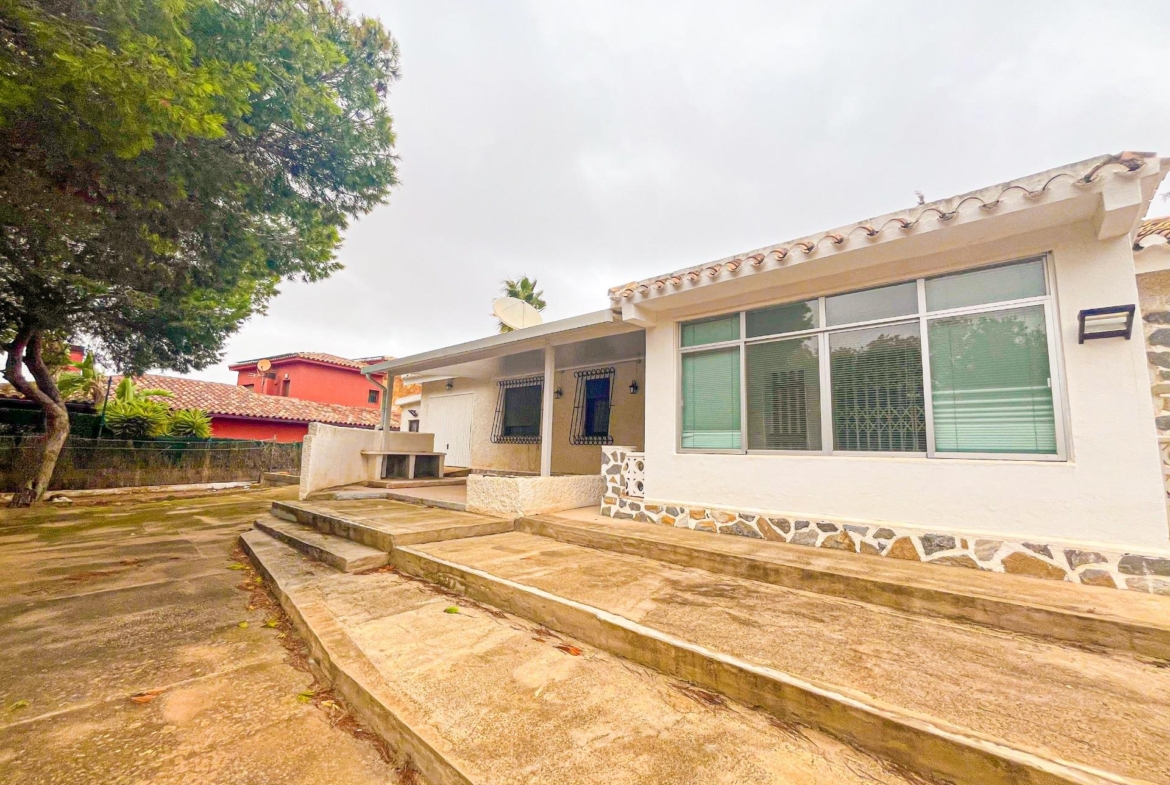 VILLA EN LOS BALCONES CON 1000 M2 DE PARCELA. 3 DORM. 2 BAÑOS. GARAJE PRIVADO DE 36 M2.