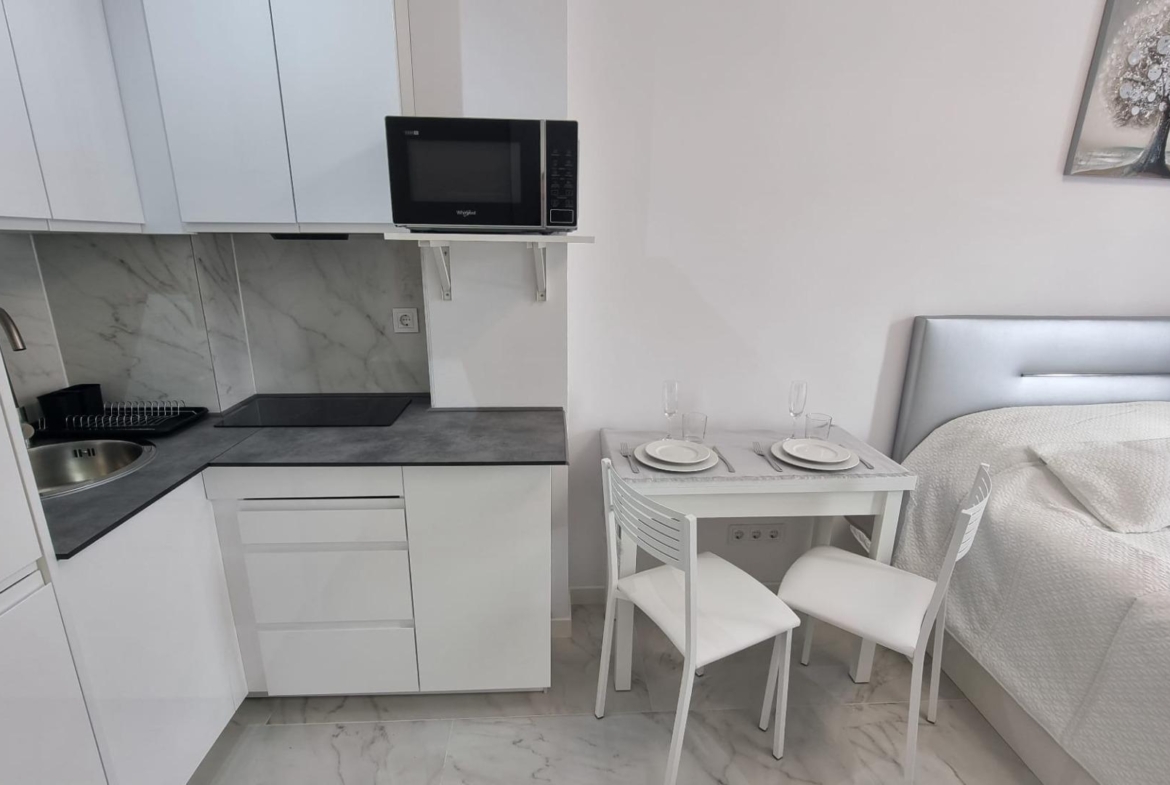 Estudio totalmente reformado a 50 metros de la playa de los Locos !