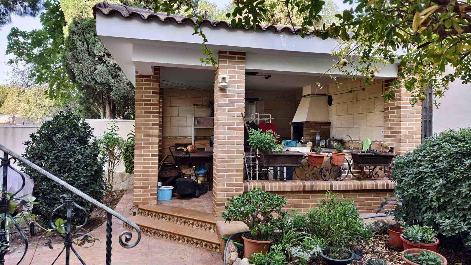 VILLA EN CIUDQUESADA. CON PISCINA PRIVADA. PARCELA 850M2. CASA 364 M2.