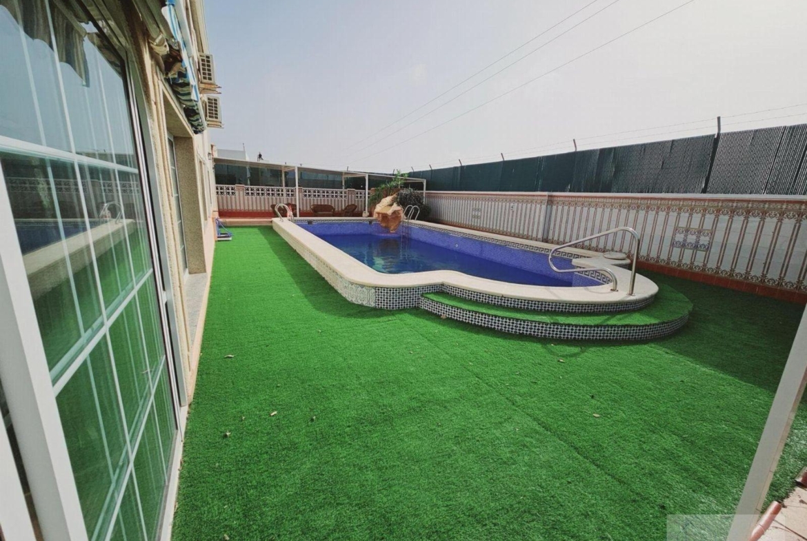 VILLA EN LA SIESTA CON 800 METROS DE PARCELA. PISCINA PRIVADA. 330 M2 DE CASA.