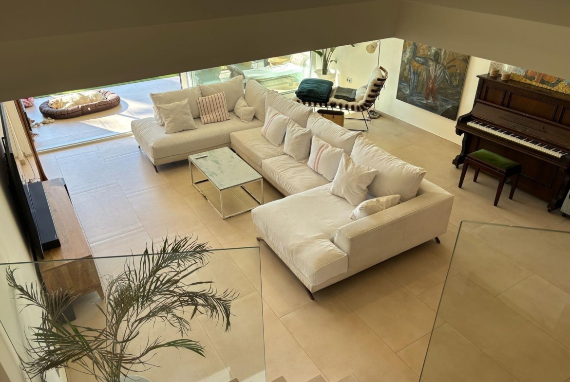 Exclusivo Chalet Pareado en Los Cisnes, Alicante: Confort y Modernidad