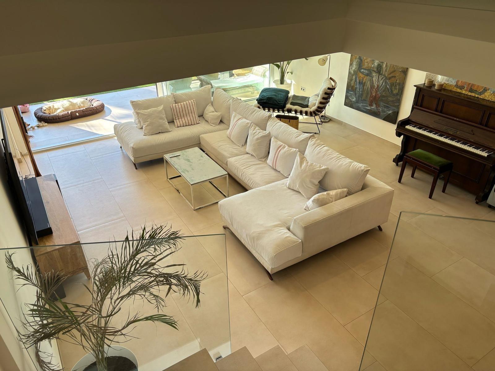 Exclusivo Chalet Pareado en Los Cisnes, Alicante: Confort y Modernidad