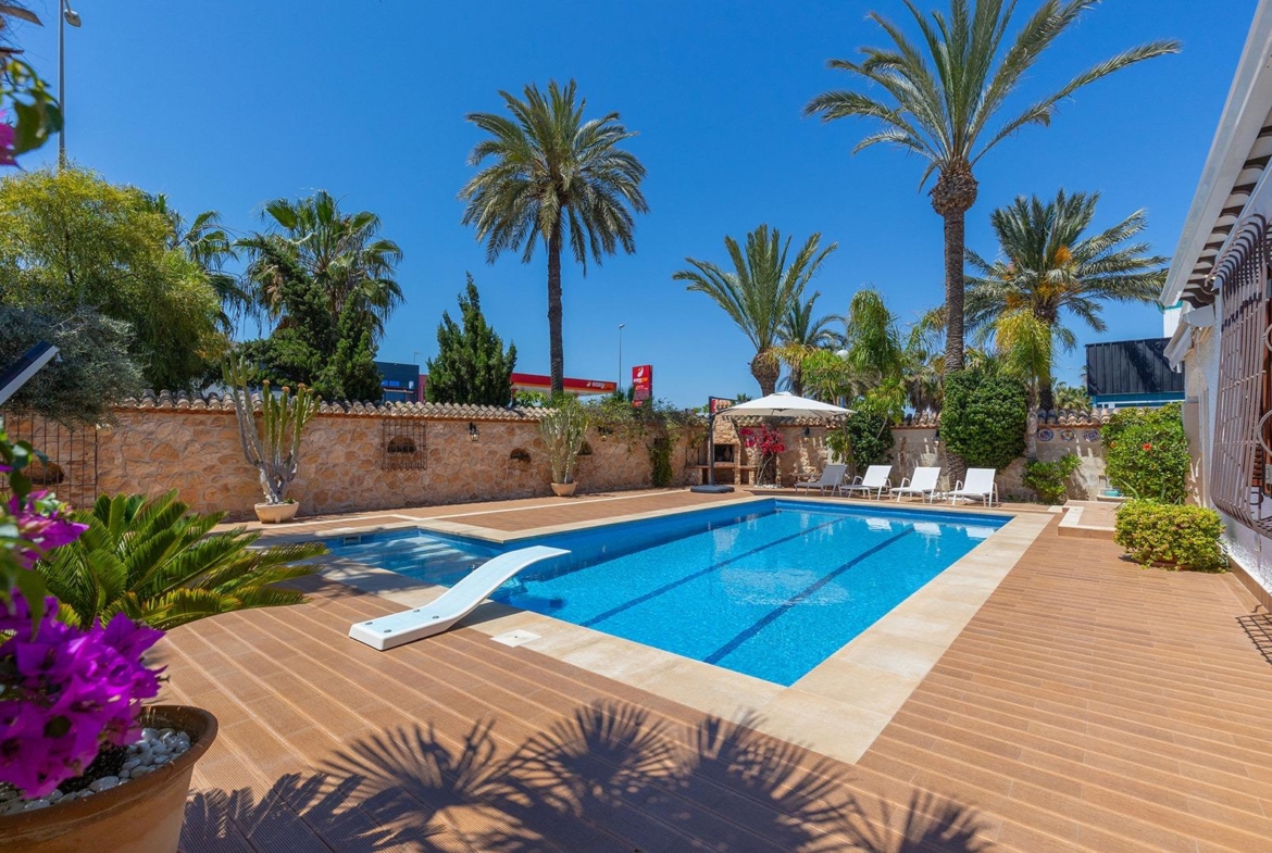 VILLA CON PISCINA PRIVADA EN PUNTA PRIMA CON PARCELA 540 M2. 4 DORM. 2 BAÑOS. 168 M2 DE CASA.