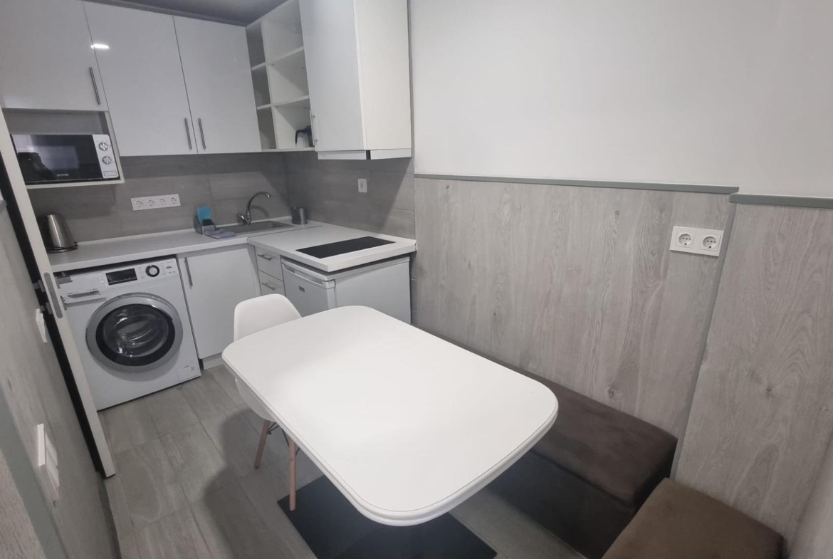 REFORMADO APARTAMENTO A 50 METROS DE PLAYA DE 3 DORMITORIOS 3 BAÑOS DIVIDIDO A 3 ESTUDIOS COMPLETOS PARA ALQUILAR. 105 M2 TOTAL.