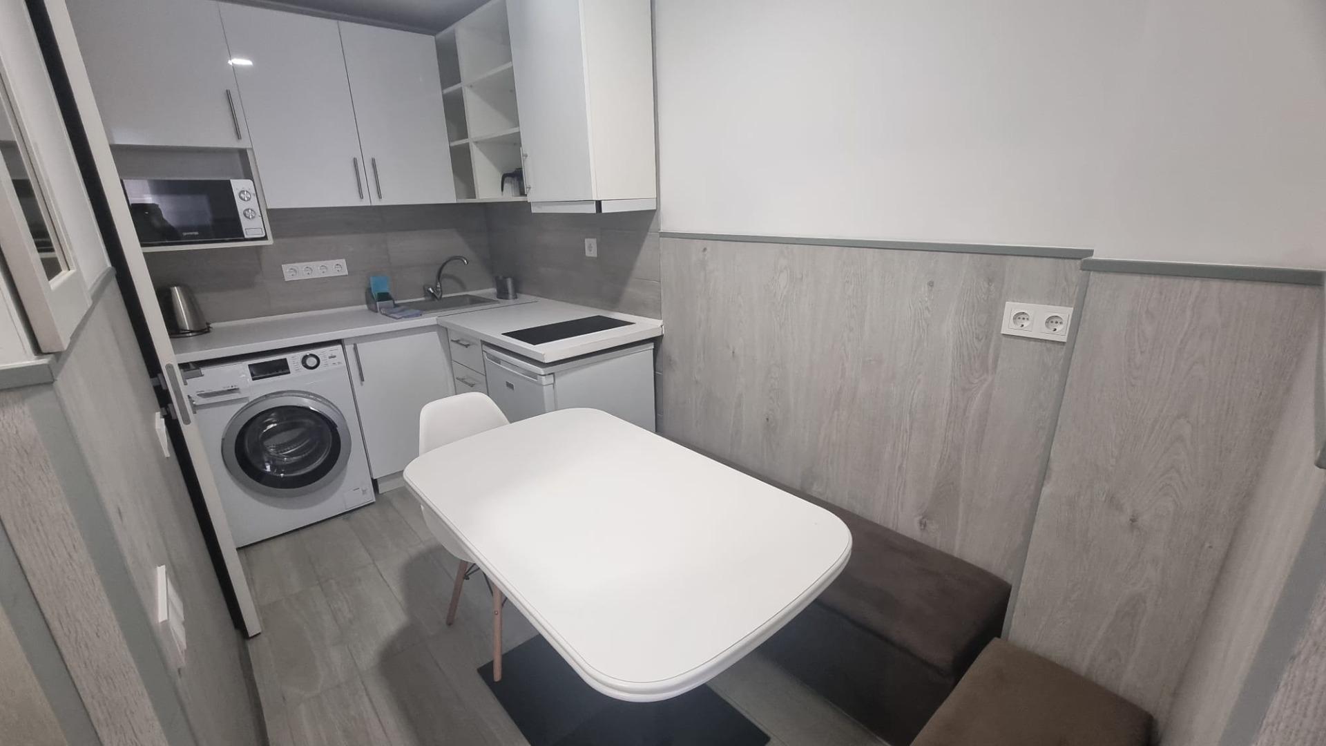 REFORMADO APARTAMENTO A 50 METROS DE PLAYA DE 3 DORMITORIOS 3 BAÑOS DIVIDIDO A 3 ESTUDIOS COMPLETOS PARA ALQUILAR. 105 M2 TOTAL.