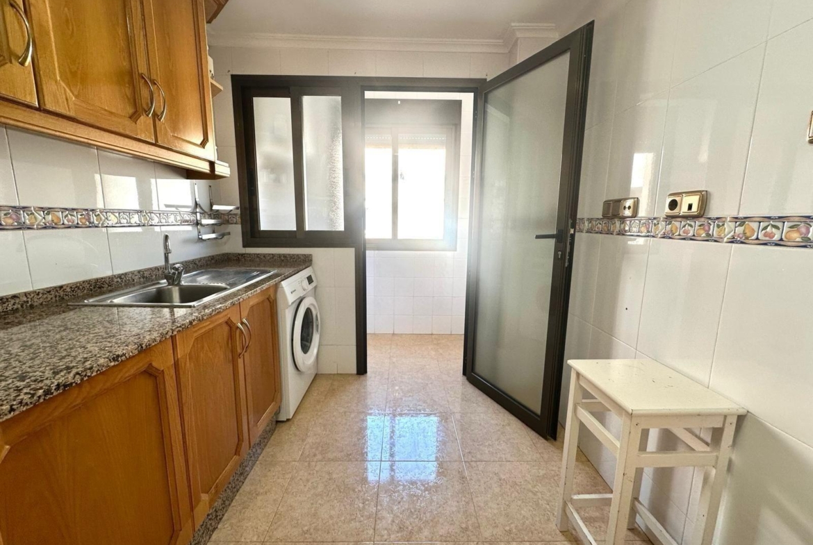 GRANDE APARTAMENTO DE 4 DORM. 2 BAÑOS. A 400 METROS DEL PUERT0 DE TORREVIEJA CON 130 M2. Y GRAN TERRAZA.