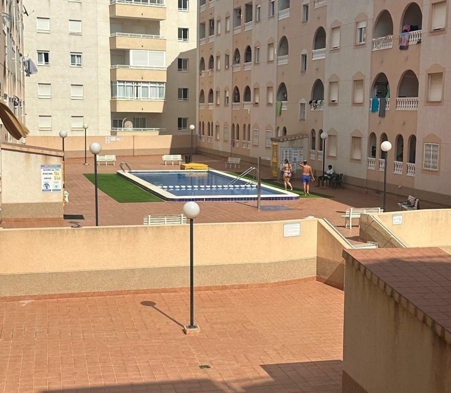 APATRAMENTO EN EL CENTRO DE TORREVIEJA CON PISCINA Y GARAJE INCLUIDO. 2 DORM. 1 BAÑO. SPEEL EEN 700 METRO.