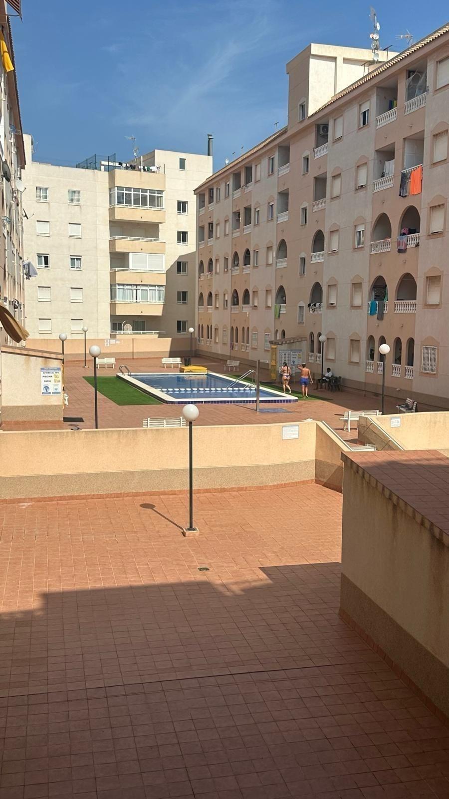 APATRAMENTO EN EL CENTRO DE TORREVIEJA CON PISCINA Y GARAJE INCLUIDO. 2 DORM. 1 BAÑO. SPEEL EEN 700 METRO.