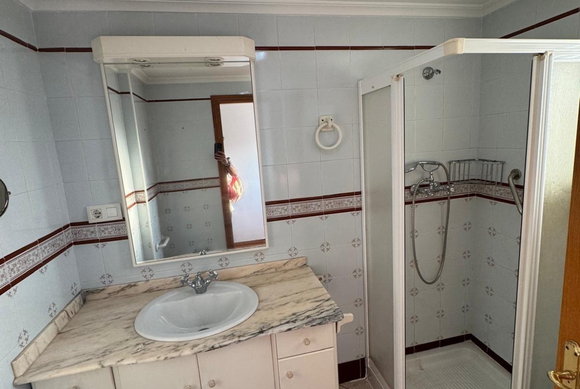 APARTAMENTO A 200 METROS DEL PUERTO DE TORREVIEJA CON SUPERFICIE DE 121 M2. 3 DORM. 2 BAÑOS.