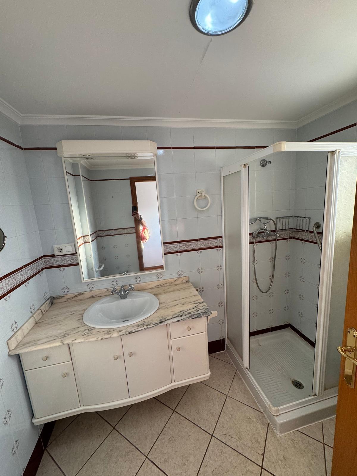 APARTAMENTO A 200 METROS DEL PUERTO DE TORREVIEJA CON SUPERFICIE DE 121 M2. 3 DORM. 2 BAÑOS.