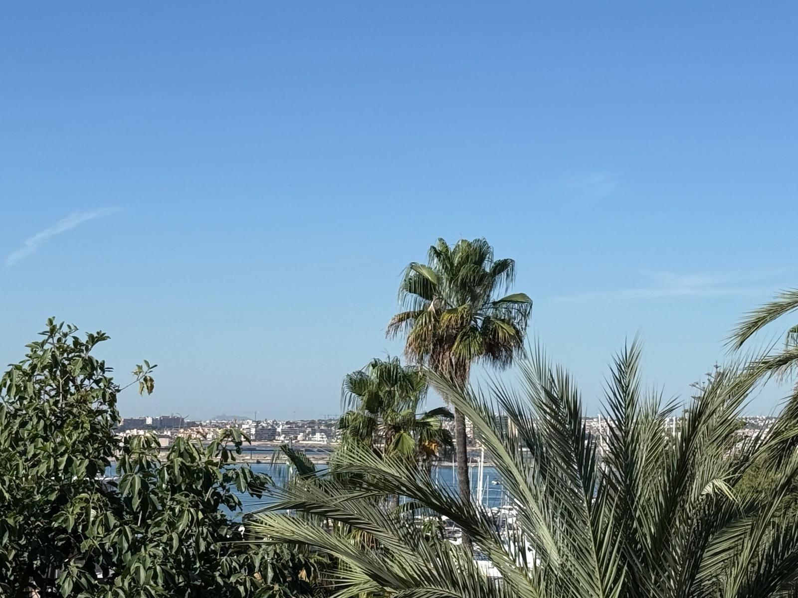AMPLISIMO APARTAMENTO EN PRIMERA LINEA – PUERTO DE TORREVIEJA : 3 HAB, 2 BAÑOS, GARAJE Y TRASTERO
