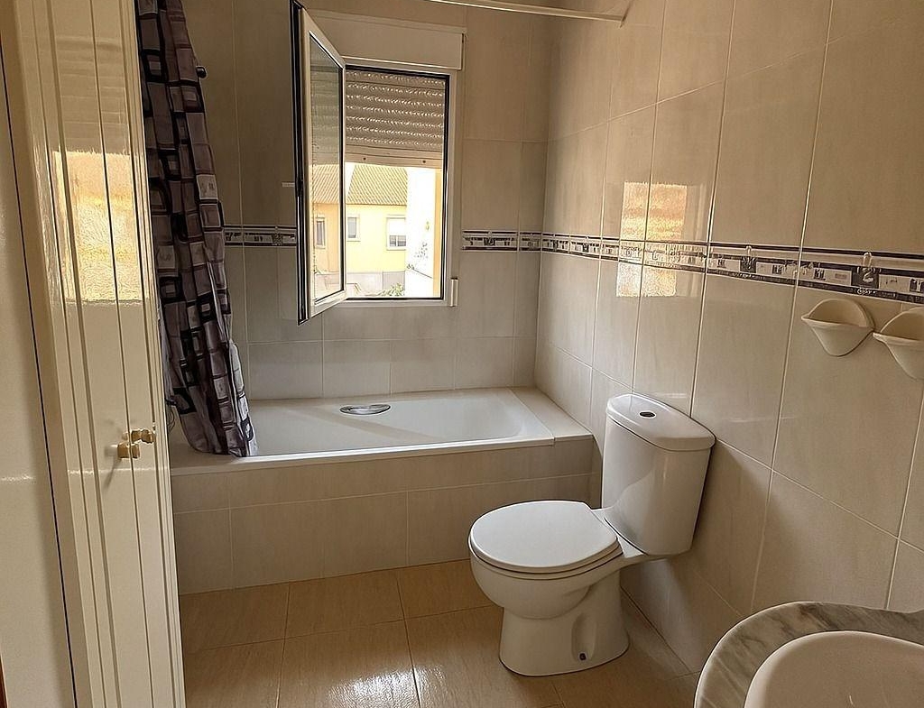 ADOSADO EN PLAYA FLAMENCA CON JARDIN Y PISCINA COMUNITARIA. 2 DORM. 2 BAÑOS. PARKING. 2 TERRAZAS GRANDES.