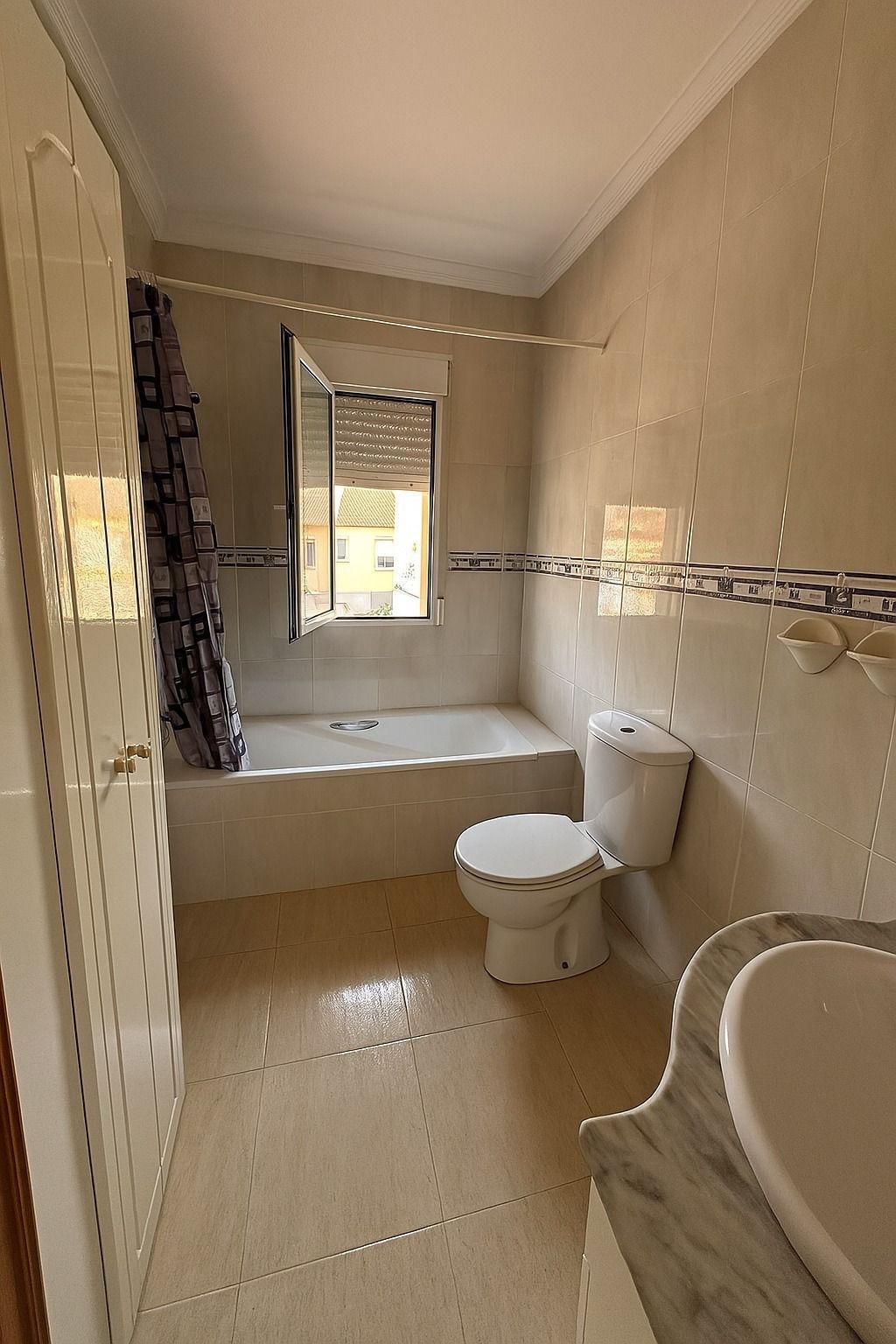 ADOSADO EN PLAYA FLAMENCA CON JARDIN Y PISCINA COMUNITARIA. 2 DORM. 2 BAÑOS. PARKING. 2 TERRAZAS GRANDES.