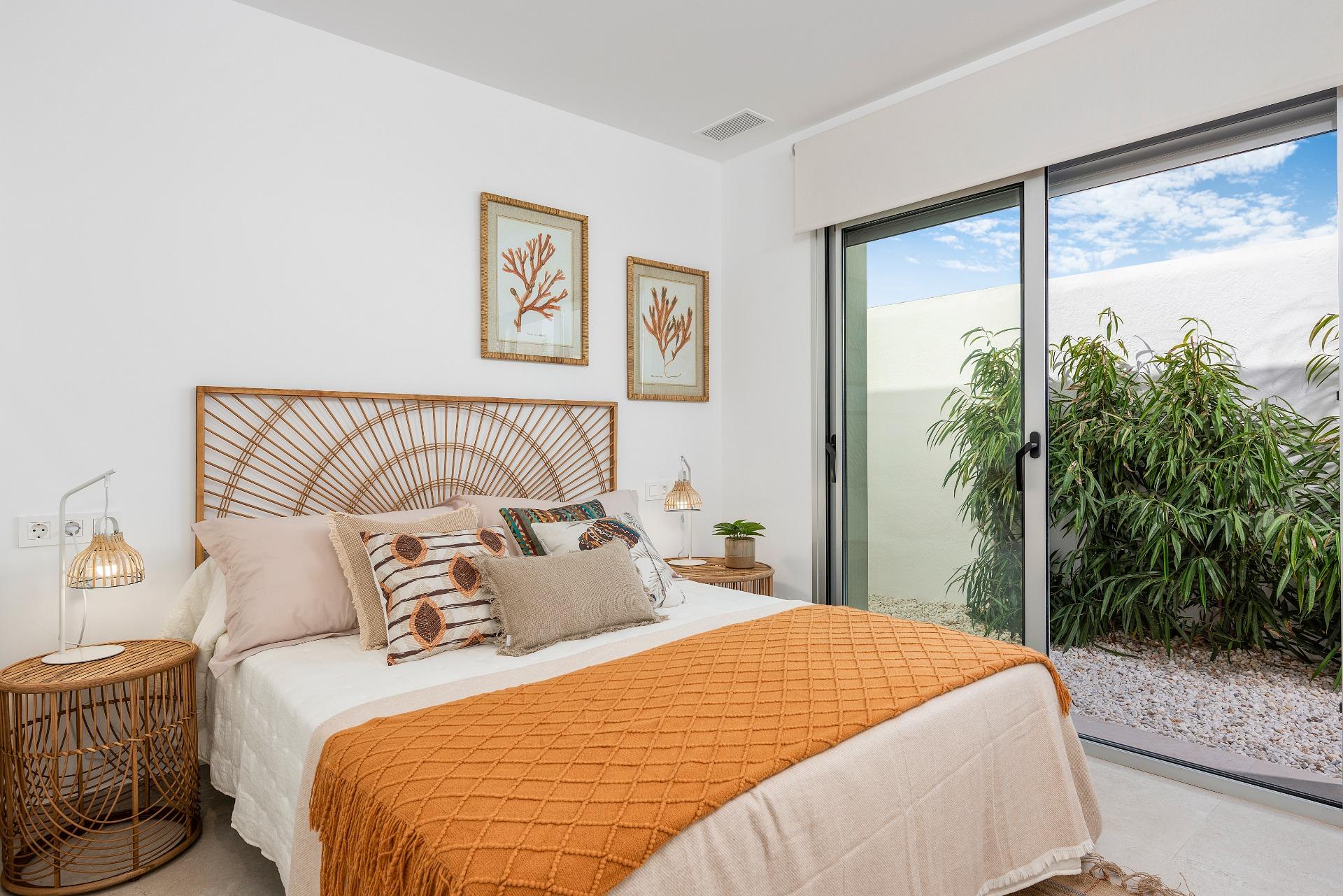 VILLA DE OBRA NUEVA EN LOS ALCÁZARES CON VISTAS AL MAR MENOR. CON PISCINA PRIVADA. 3 DORM. 2 BAÑOS. PARCELA 217 M2.