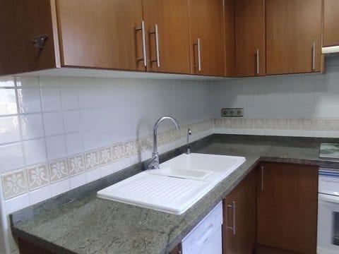 Bonito apartamento con vistas al mar y a la montaña, amueblado y equipado.