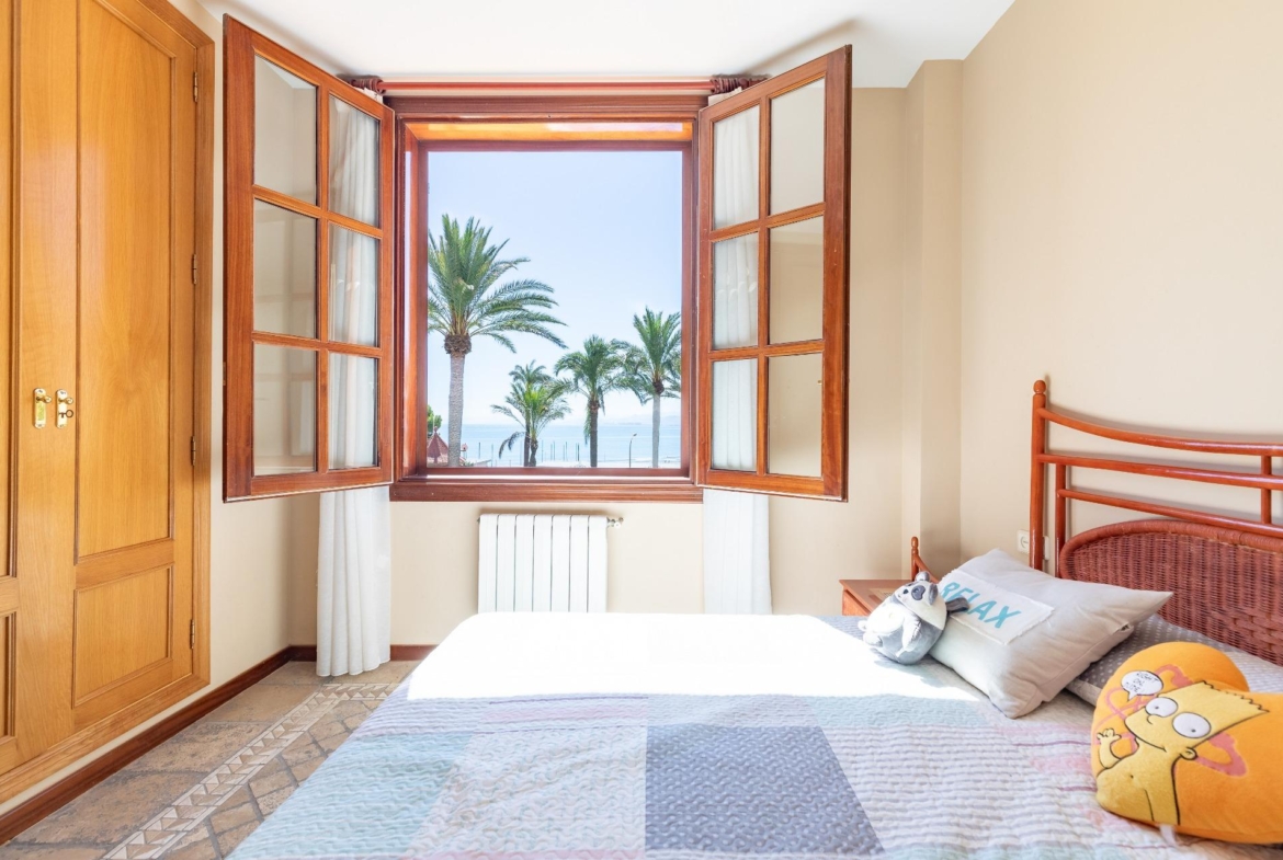 Exceptional Beachfront Villa: Luxury Steps Away from the Beach