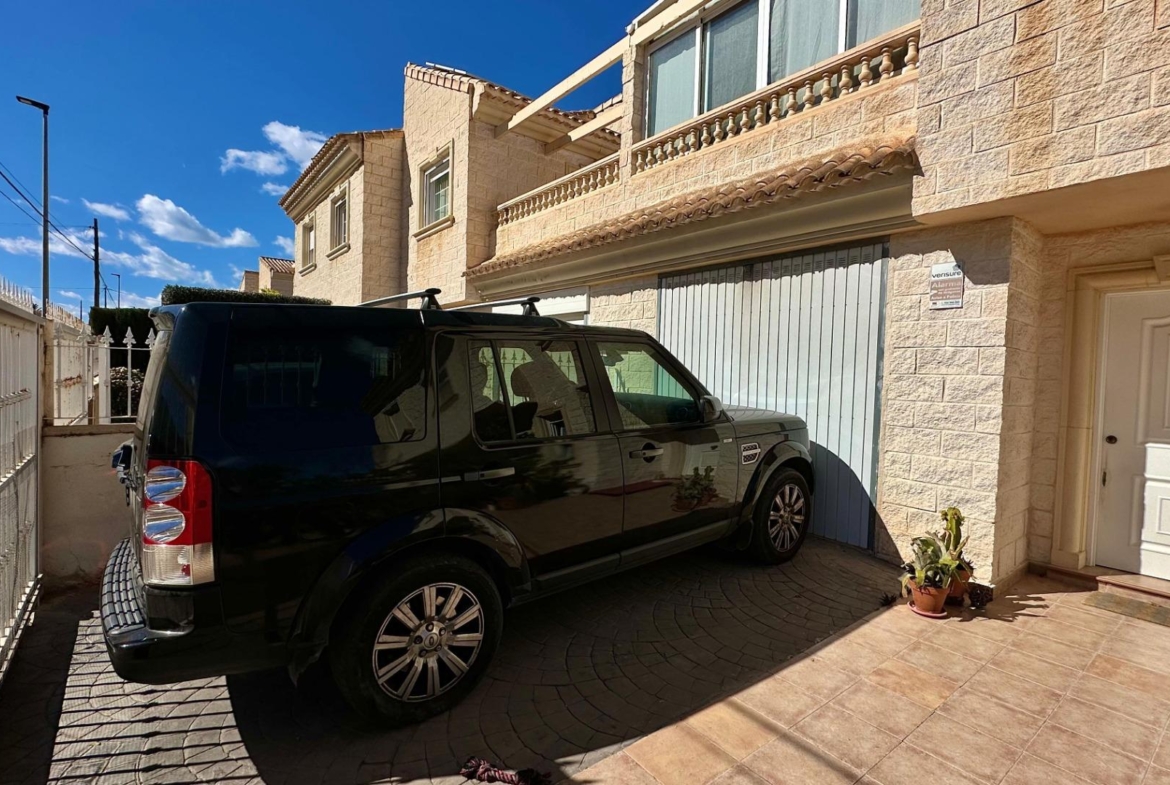 Prachtig herenhuis in Albir met tuin 15 minuten lopen van het strand!
